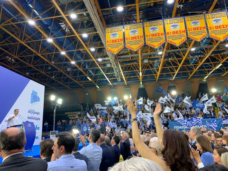 Ο Πρόεδρος της ΝΔ κ. Κυριάκος Μητσοτάκης μίλησε στο κατάμεστο από κόσμο γήπεδο του Περιστερίου, καταχειροκροτούμενος από όλους με παλμό και ενθουσιασμό.