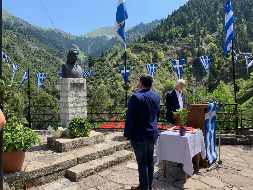 Κατάθεση στεφάνων στο μνημείο του Κατσαντώνη.